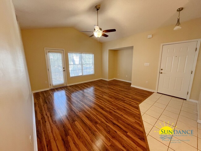 Building Photo - Stunning 2 Bedroom Home in Niceville!