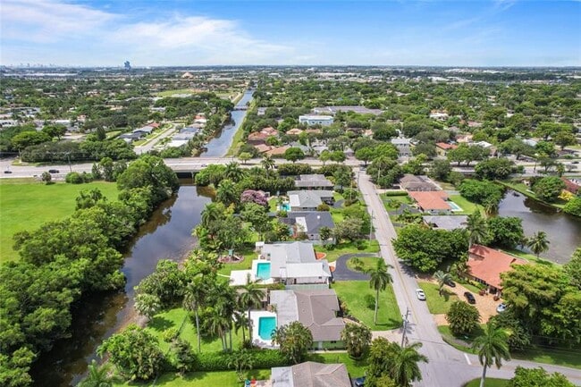 Building Photo - 1120 E Tropical Way