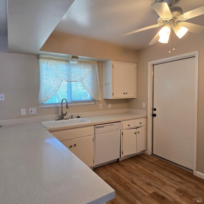Building Photo - 102 Lassen Cir