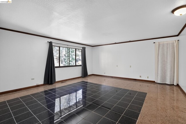 Building Photo - 525 Hampton Rd