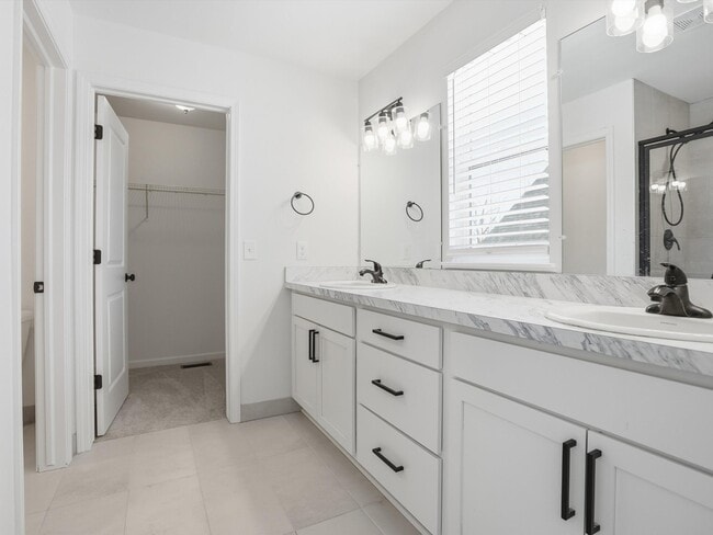 Building Photo - 6246 Hawthorne Ave