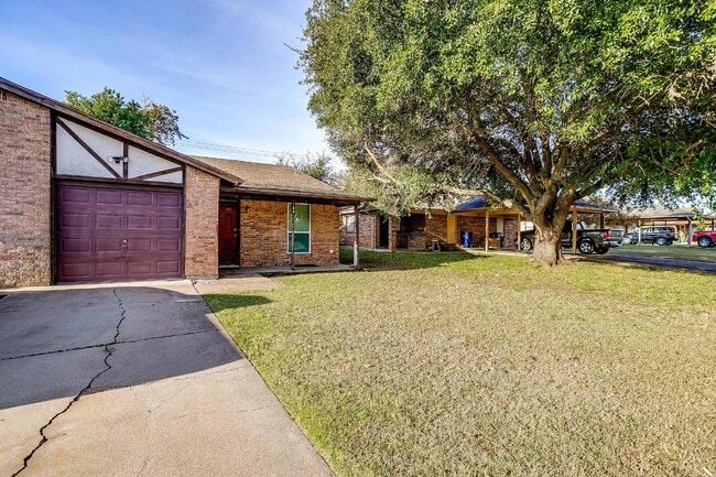 Building Photo - Charming 2-Bed, 2-Bath Duplex in Burleson
