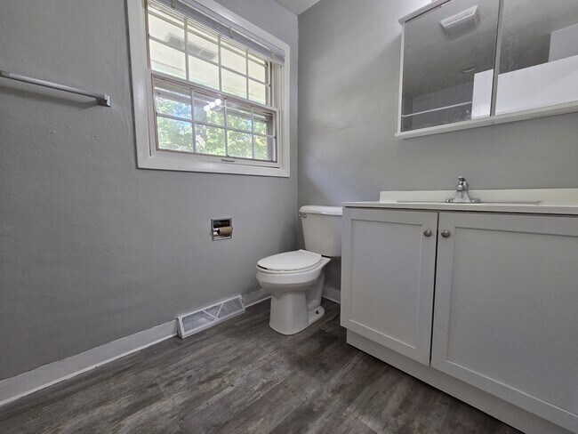 Building Photo - 2606 Southwood Dr