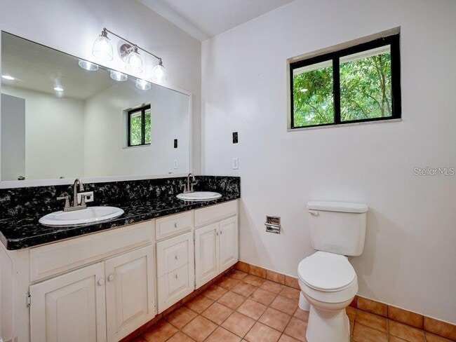 Building Photo - 5 N Lakeview Dr