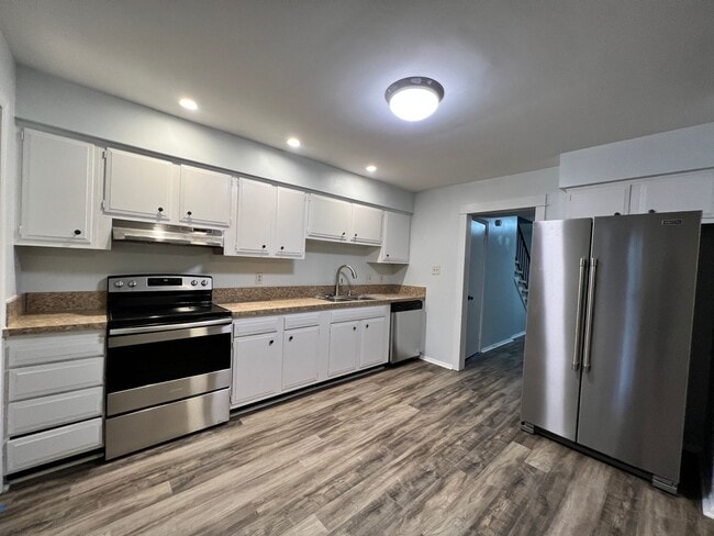 Building Photo - Three-bedroom, two-and-a-half bathrooms in Pembroke Meadows!