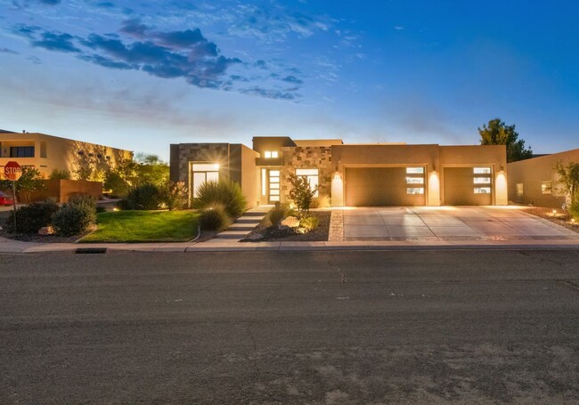 Building Photo - Luxurous 4 Bedroom Golf Course Home