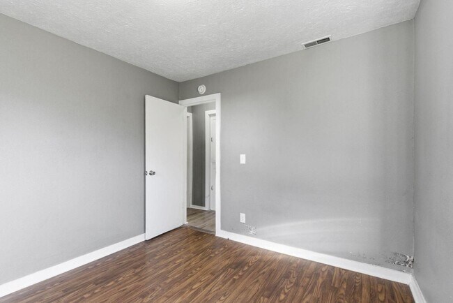 Building Photo - 3 Bedroom | 1 Bathroom Home | PET FRIENDLY!