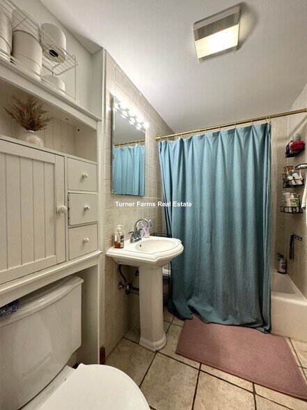 Building Photo - 202 Calumet St