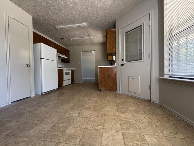 Building Photo - 2902 Bluejay Dr