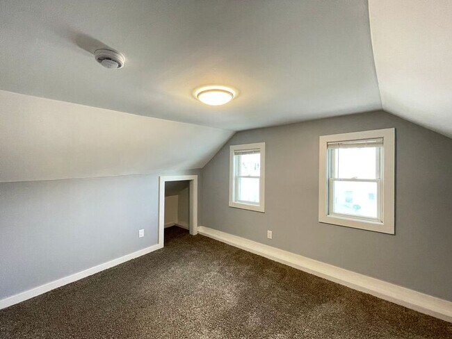 Building Photo - 9 Patten Ct