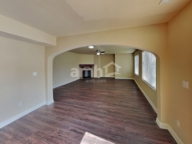 Building Photo - 865 Southhampton Dr