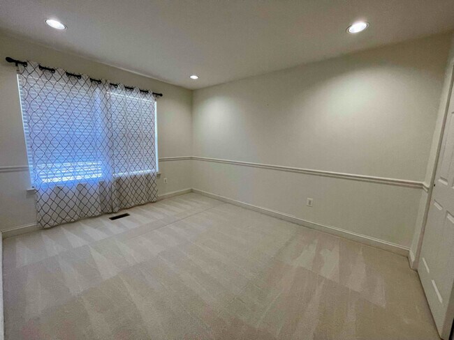 Building Photo - 53 Ross Way