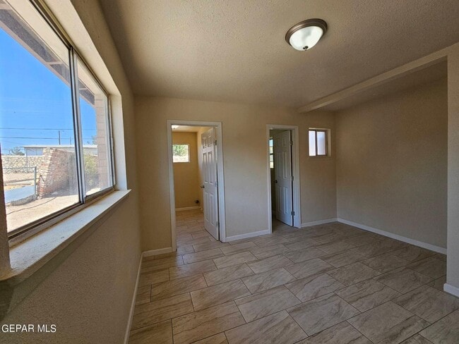 Building Photo - 6005 Tampa Ave