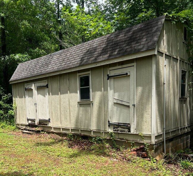 Building Photo - Spacious Multi-Level Brick Home