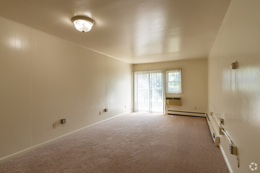 2BR, 1BA - 710SF - 404 Forest