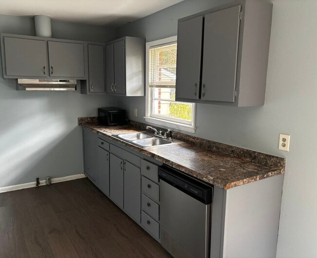 Building Photo - 3 BED 1.5 BATH IN HEART OF FAYETTEVILLE NC