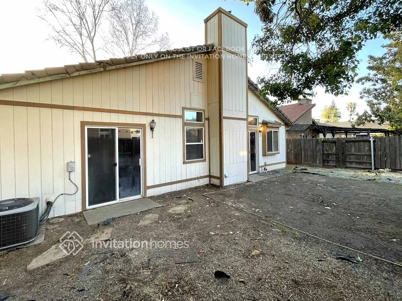 Building Photo - 2134 Jayhawk Dr