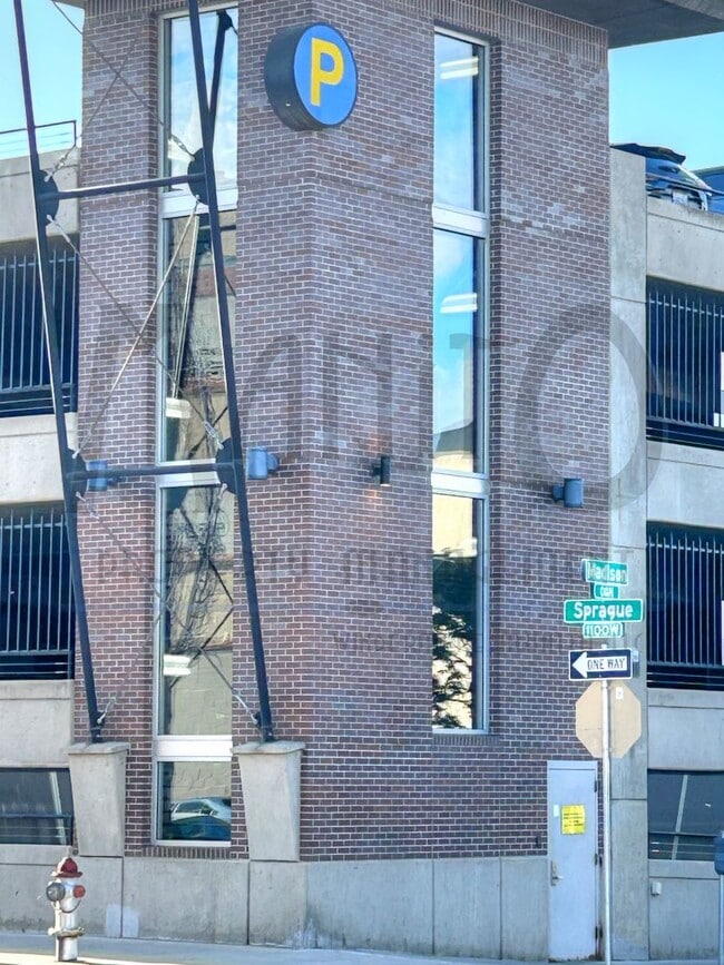 Building Photo - Stunning & Spacious Downtown Condo