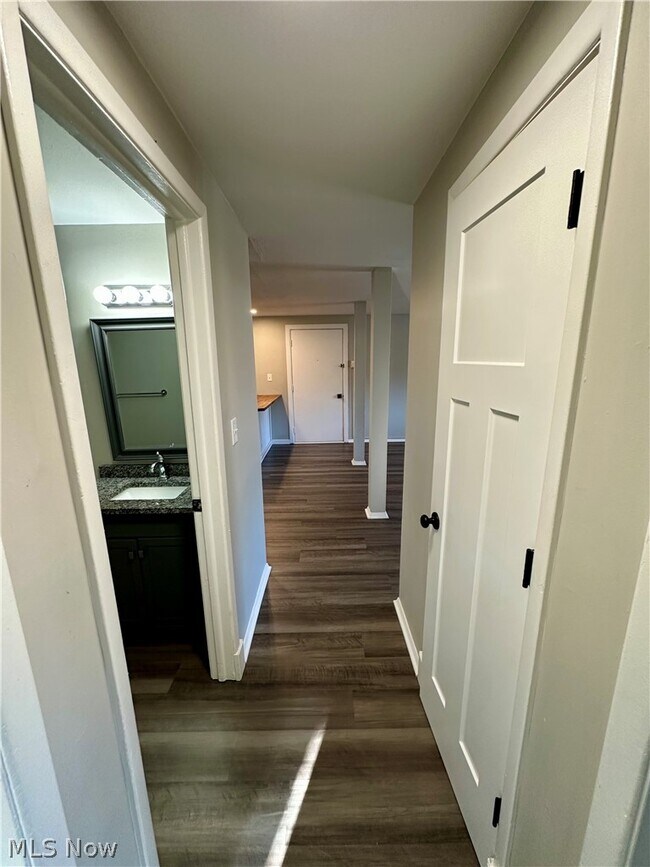 Building Photo - 676 S Shore Ct