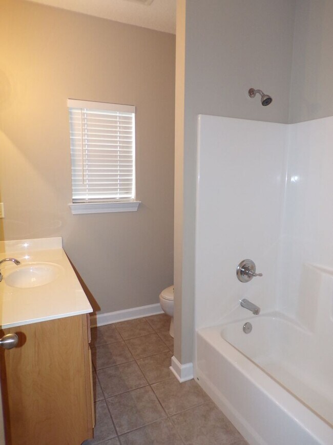 Building Photo - Spacious 3 Bed/2 Bath Home on Wooded Lot