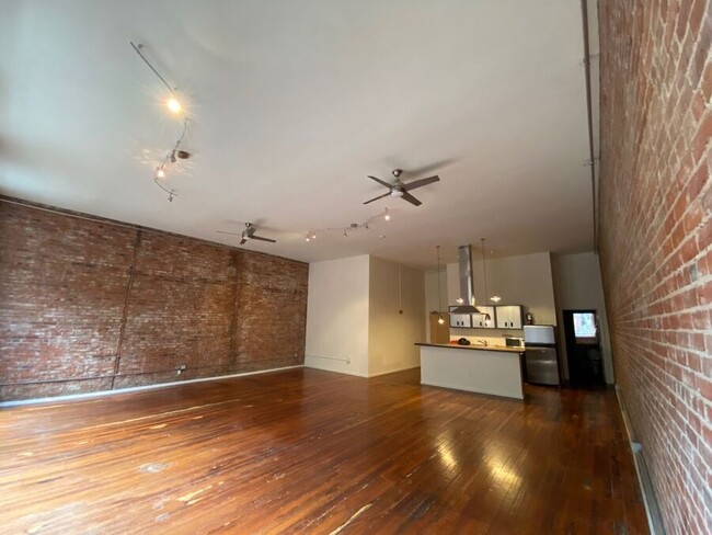 Building Photo - Charming Vintage Pioneer Square Studio wit...