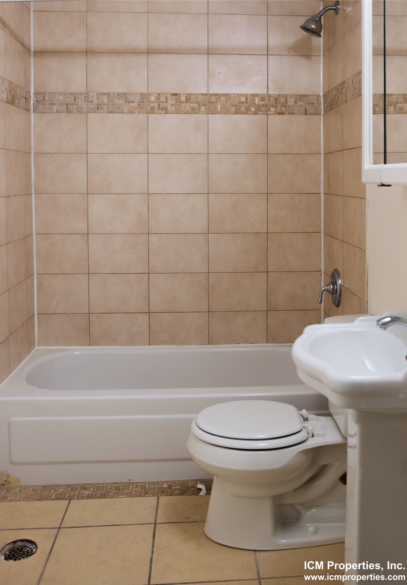 Building Photo - 847 W Wellington Ave