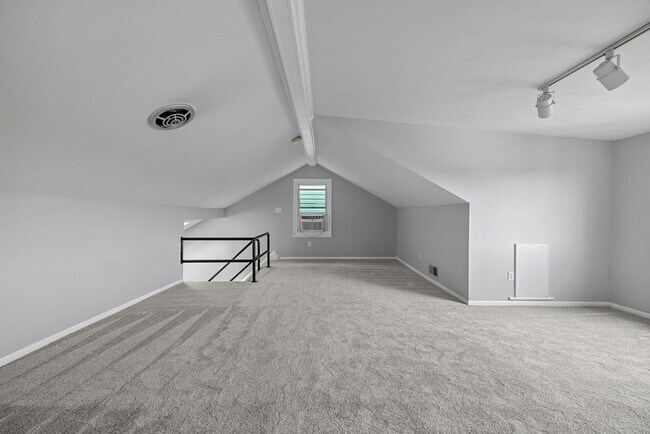 Building Photo - *Beautifully Updated & Spacious 4BD/2.5BA Single Family Home Available in South Side Slopes*