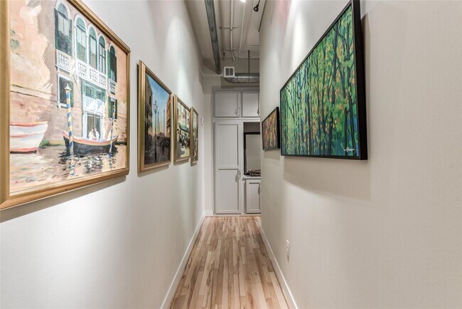 Building Photo - 705 Main St