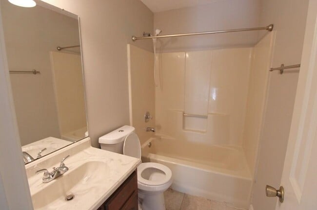 Building Photo - 5558 Oak Branch Cir N