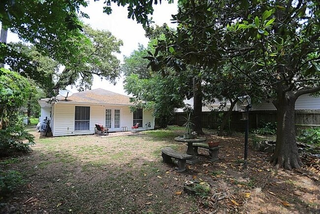 Building Photo - 955 Althea Dr