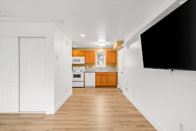 Building Photo - Cozy Studio Apartment in SE Portland w/ Laundry