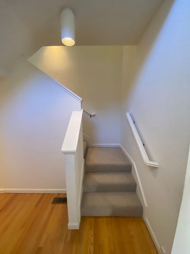 Building Photo - Beautifully Renovated 3BR/2.5BA Home in Co...