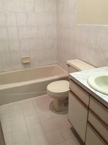 Building Photo - 208 1st St