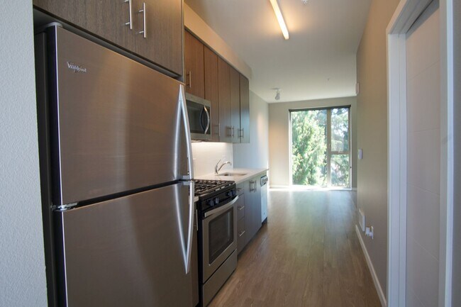 Building Photo - Sellwood 3rd Floor-Studio w W/D & 1 WEEK F...
