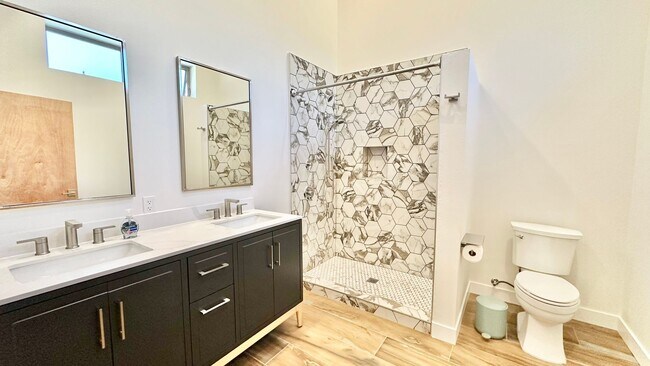 Building Photo - Beautifully Remodeled Top to Bottom Single...