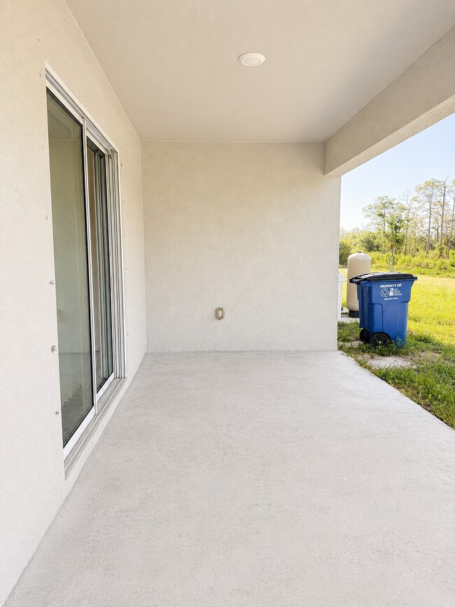 Building Photo - Modern Duplex Available Now