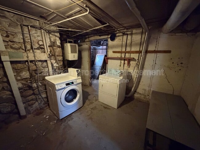 Building Photo - 515 Village St