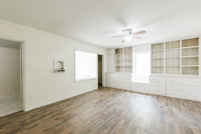 Building Photo - Spacious Backhouse Near Texas Tech, and Medical Centers!!
