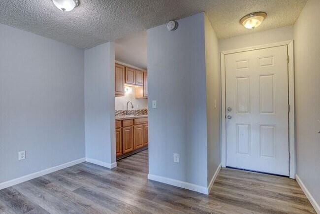 Building Photo - 2 bedroom 1 bath close to local shops!! Available soon!