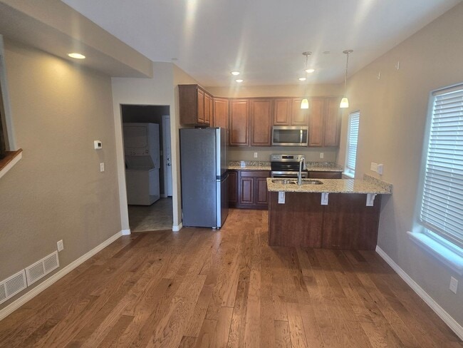 Building Photo - 2421 Ridge Top Dr