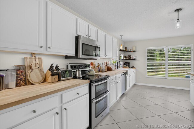 Building Photo - 5758 Benbow Ct