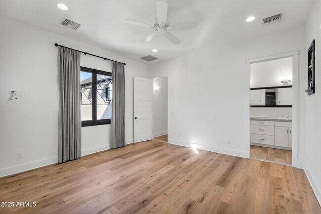 Building Photo - 4901 E Amelia Ave