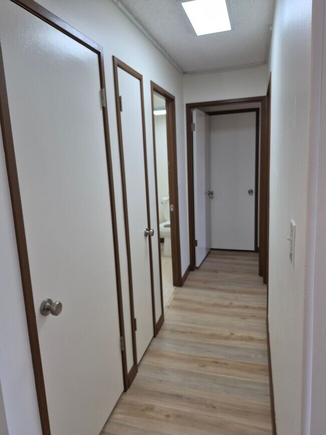 Building Photo - Centrally Located 2bd, 2bath, 1 pkg 870sqft unit $2600