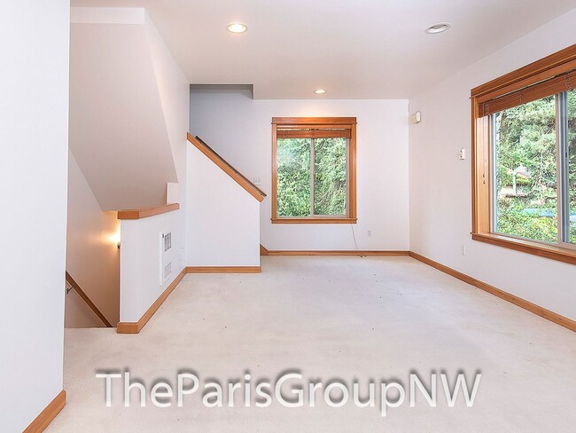 Building Photo - Gorgeous Greenwood Townhome * Walk to Lake...