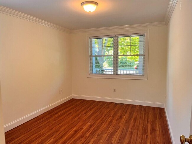 Building Photo - 33 Starr Dr W