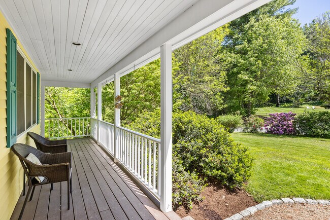 Building Photo - 160 Woodland Mead