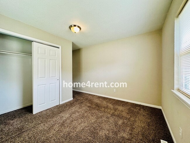 Building Photo - Adorable Duplex Home in KCK w/ Stainless S...