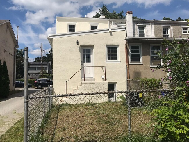 Building Photo - Beautifully renovated townhome in West Che...