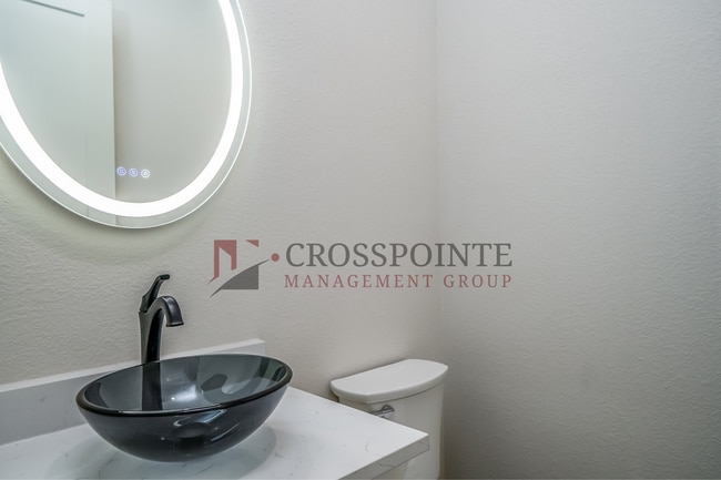 Building Photo - Luxury 3 bedroom, 3.5 Bath, 2 Car Garage Townhome- Fully Furnished!