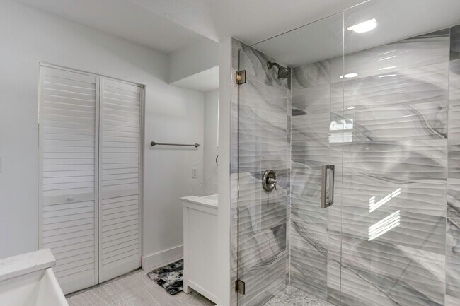 Building Photo - 10842 Vanderbilt Dr